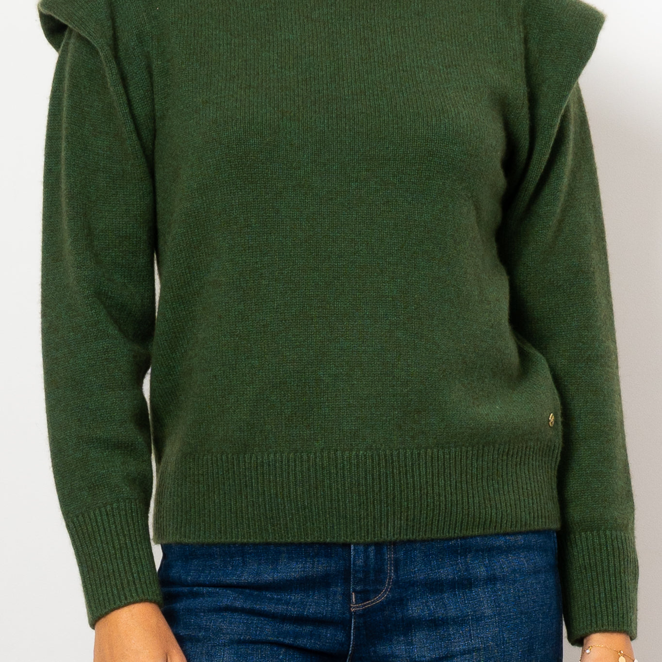 Mia Fratino Dalia Crew