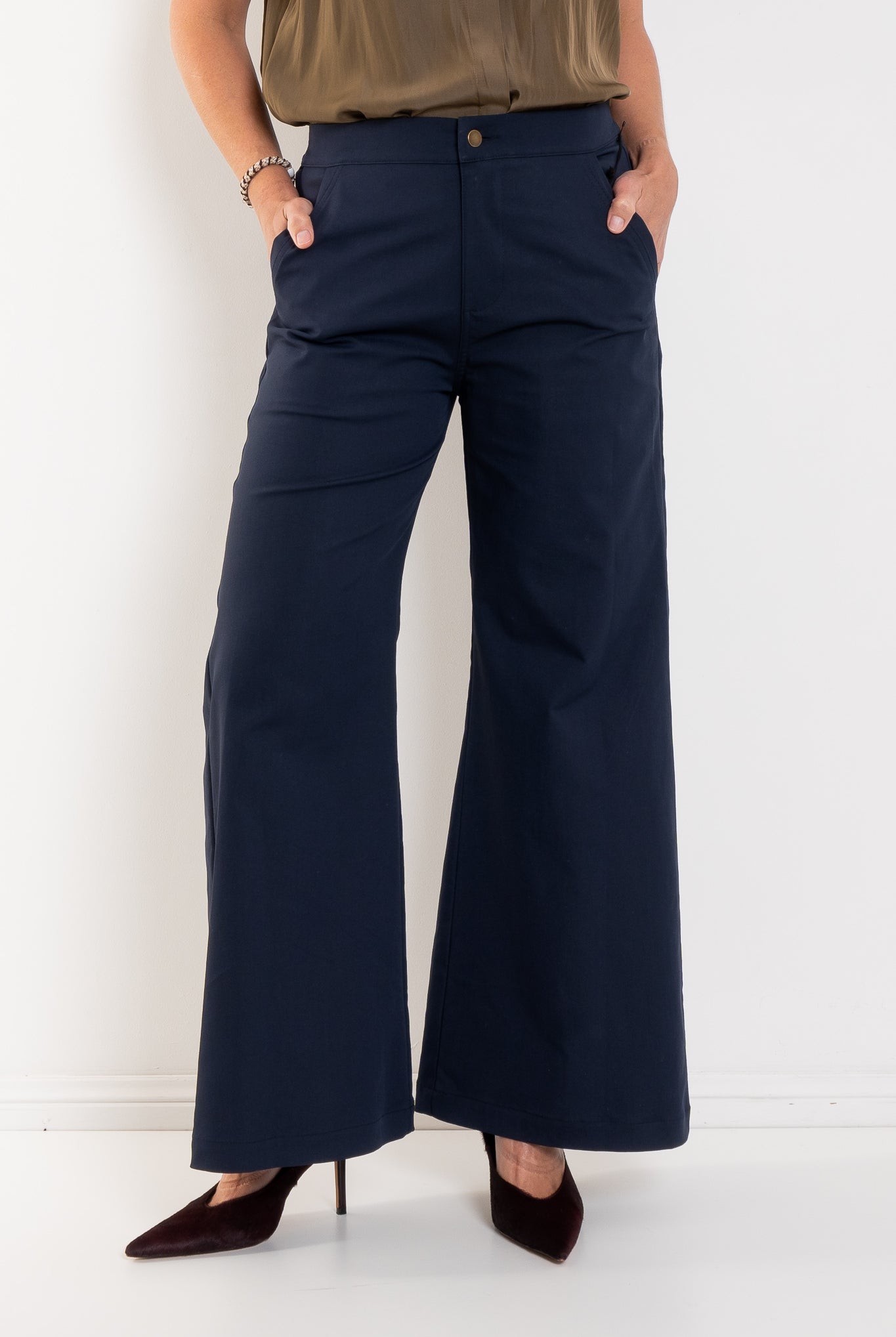 Philippa wears size 10 in Indigo